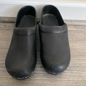 Women’s size 39 black Sanita clogs